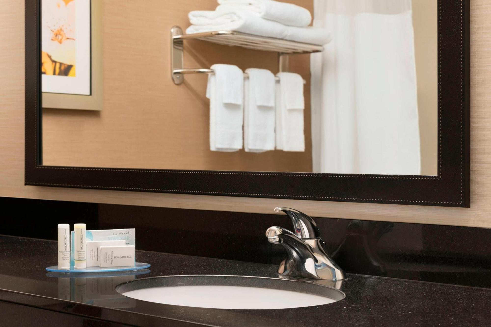 Fairfield Inn & Suites Hartford Манчестър Екстериор снимка
